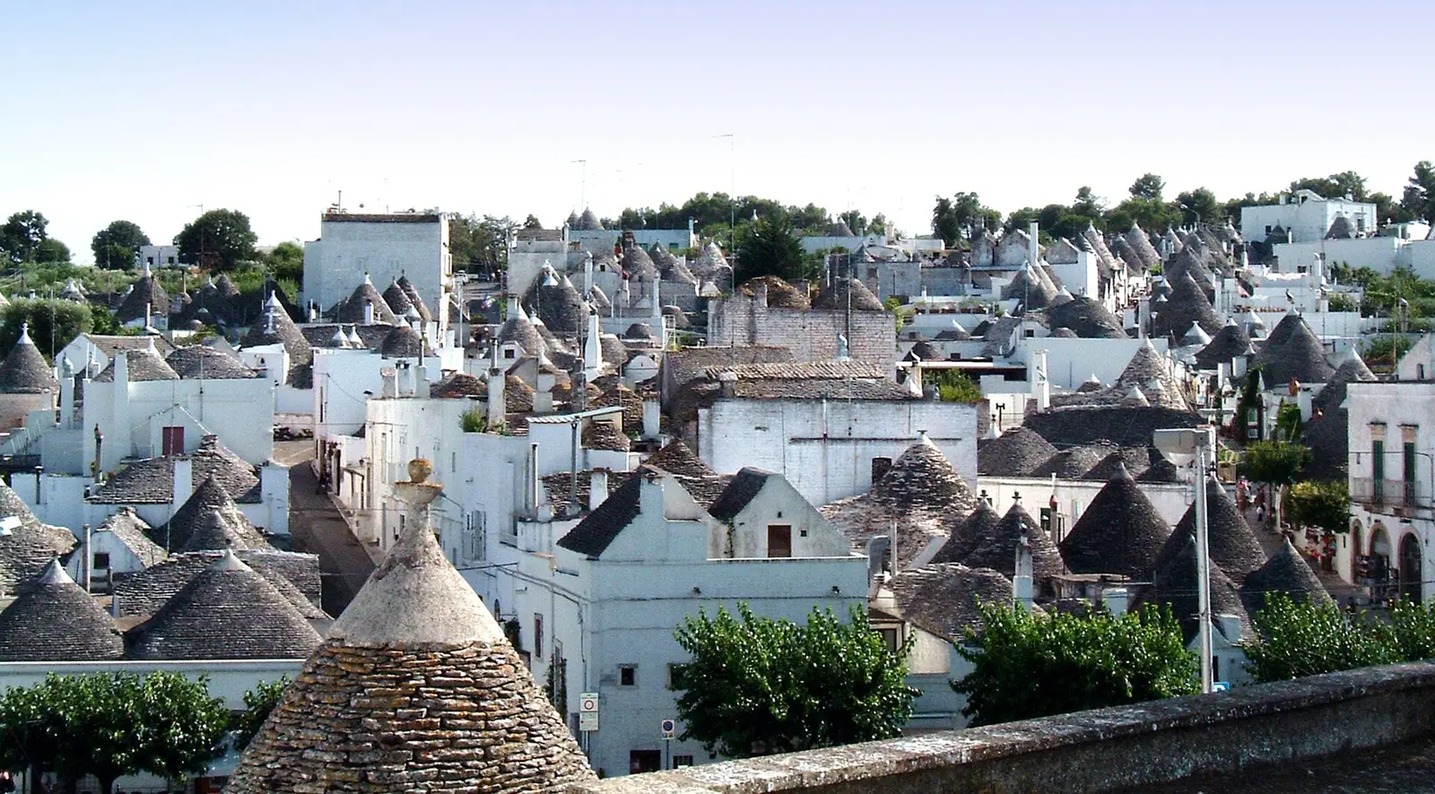 Los trulli de Alberobello con los característicos tejados cónicos de piedra