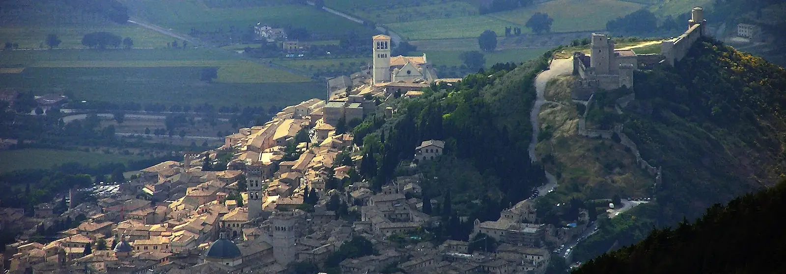 Asís en la ladera sobre el valle de Umbría