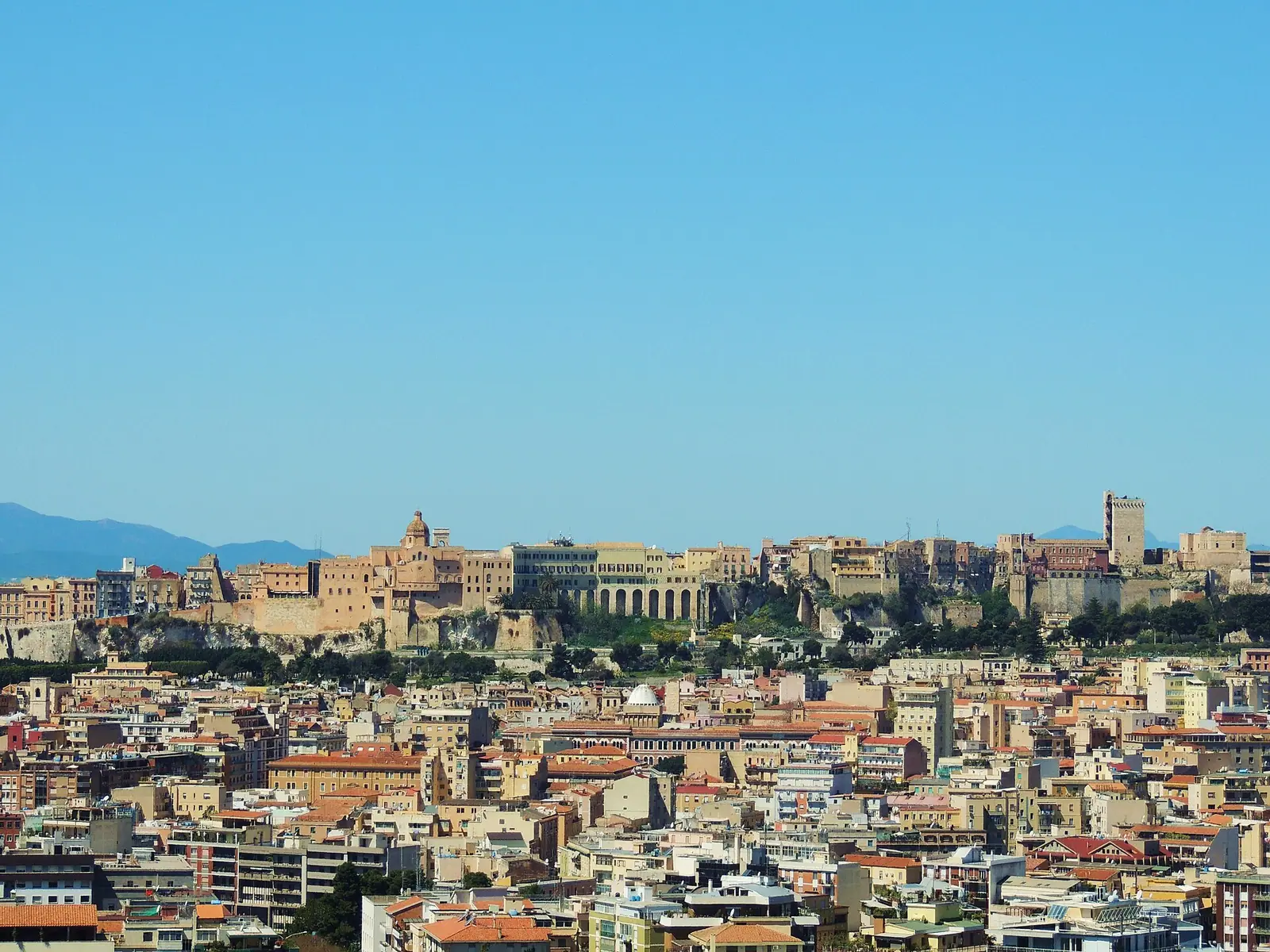 Cagliari e il quartiere alto di Castello nel paesaggio urbano