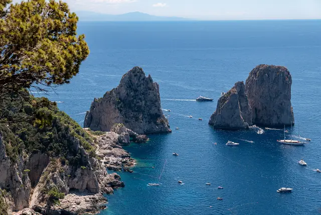 Die Faraglioni und das Meer bei Capri