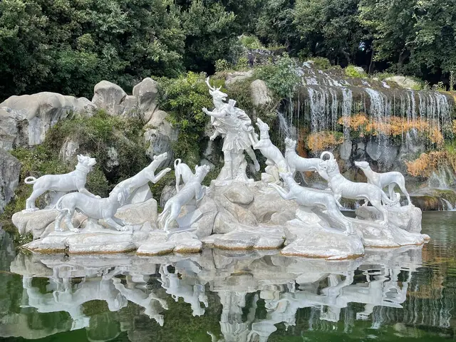 Skulpturen und Wasserfall im Park des Königspalasts von Caserta