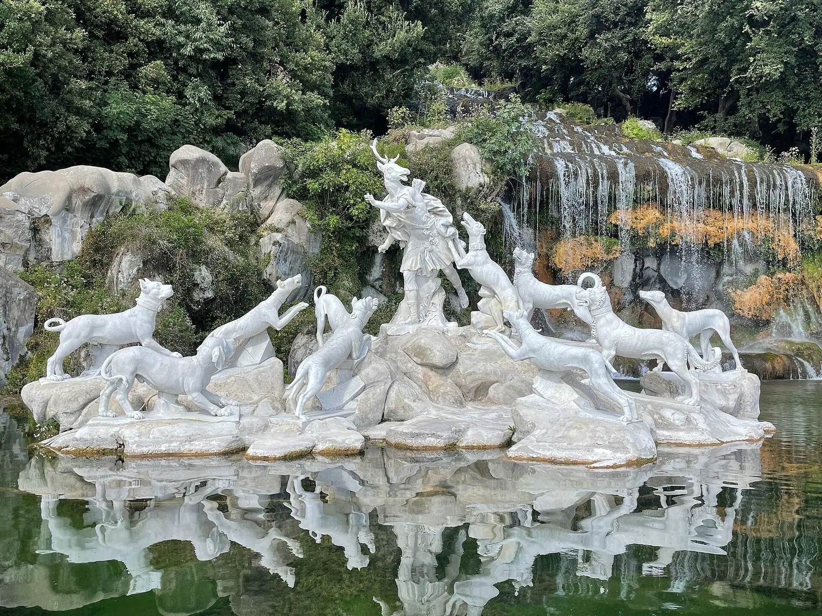 Sculture e cascata nel parco della Reggia di Caserta