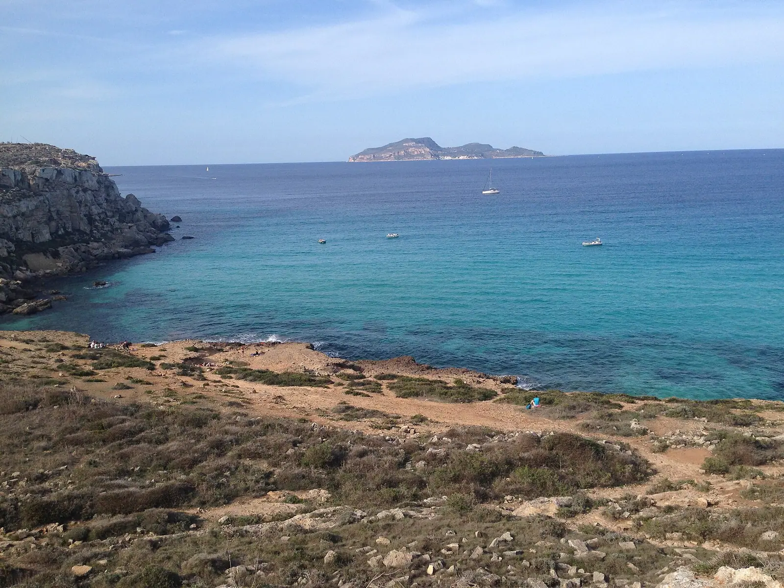 Il mare e le coste delle isole Egadi, destinazione del giro da Trapani