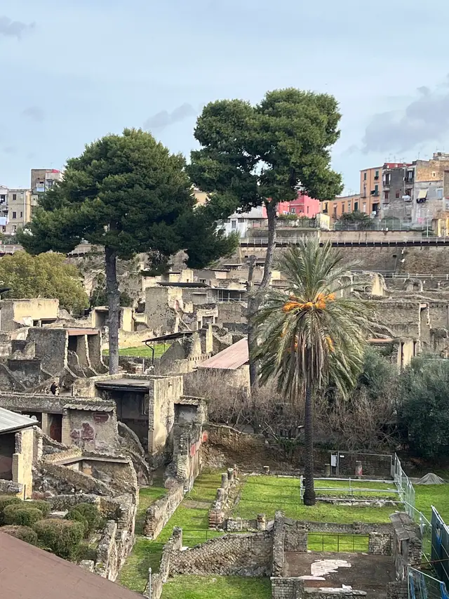 Die Ruinen von Herculaneum in der Stadtlandschaft am Fuße des Vesuvs