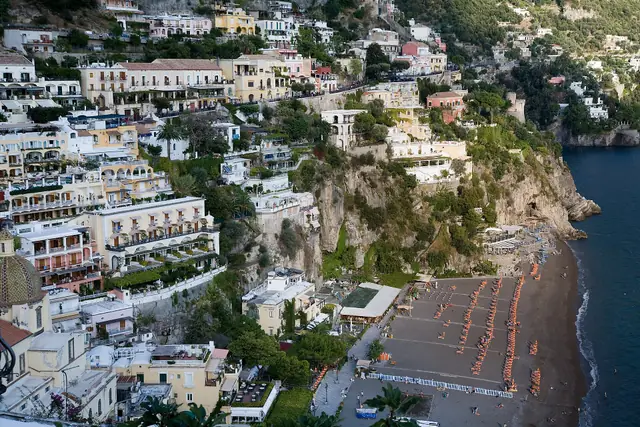 Die Terrassen und Häuser von Positano veranschaulichen die Landschaft der Amalfiküste