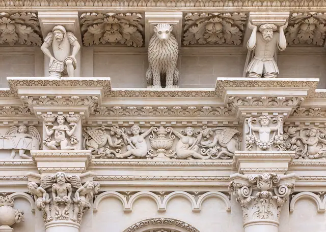 Ein Detail der Fassade von Santa Croce in Lecce