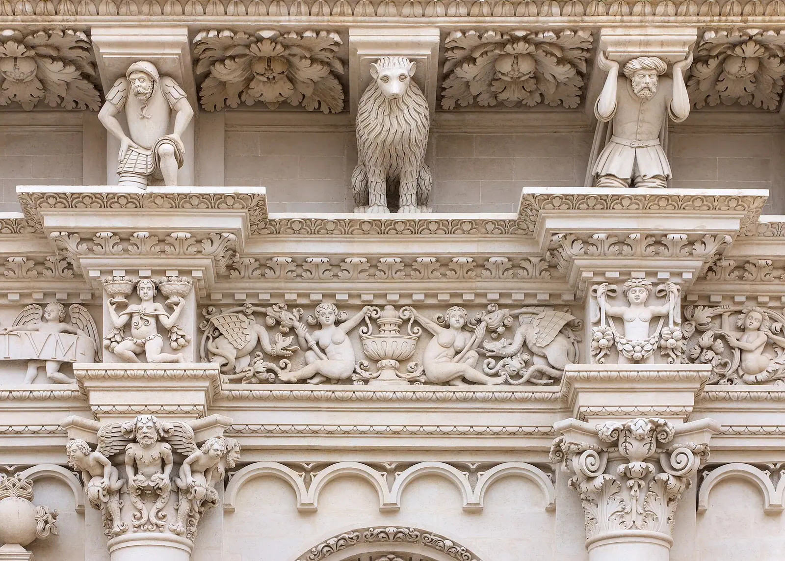 Un dettaglio della facciata di Santa Croce a Lecce
