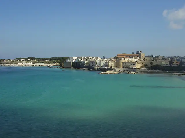 Otranto und sein historisches Zentrum mit Blick auf die Adria
