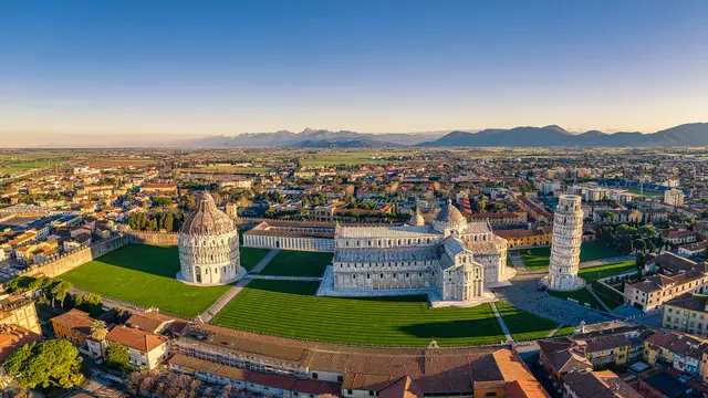 Luftaufnahme der Piazza dei Miracoli in Pisa