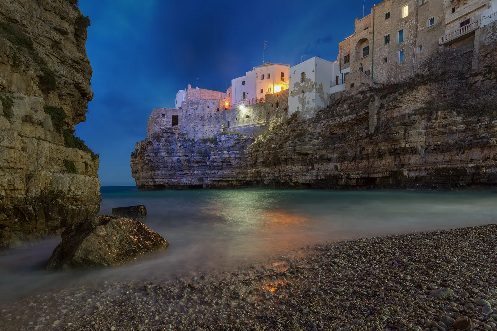 Lama Monachile e le case di Polignano a Mare viste dalla spiaggia