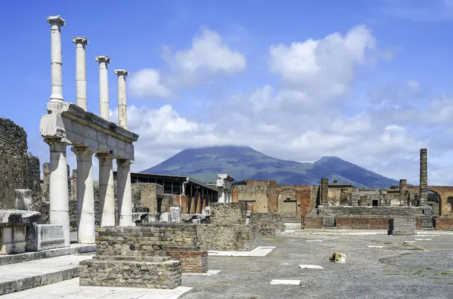 Ruinen und Landschaft im archäologischen Gelände von Pompeji