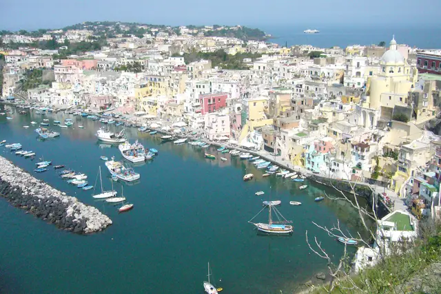 Das farbenfrohe Dorf Procida mit Blick auf das Meer