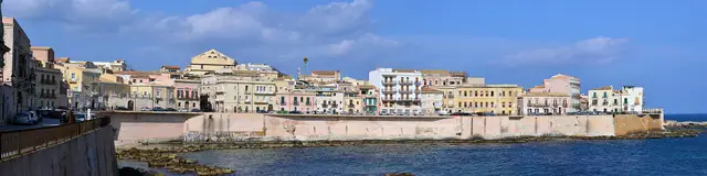 Syrakus und die Insel Ortigia mit Blick auf das Meer