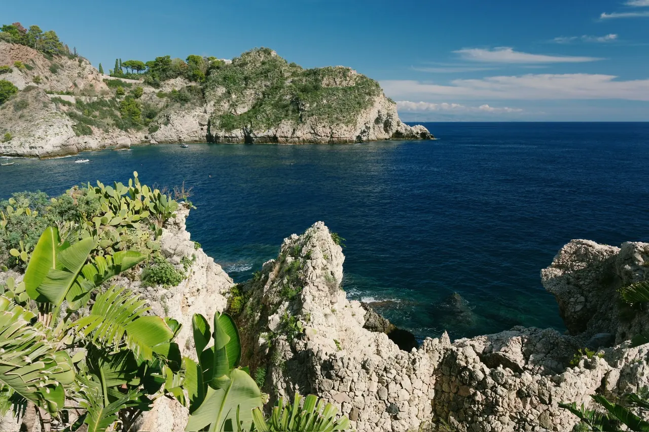 La costa rocciosa e il mare nei pressi di Taormina