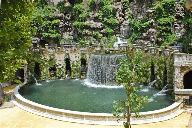 Der Ovalbrunnen der Villa d’Este in Tivoli