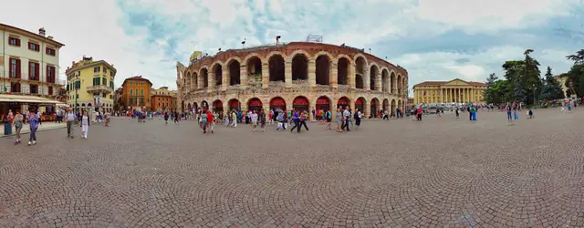 Arena und Piazza Bra in Verona; Aufnahme des Reiseziels, nicht des Gelato-Kurses